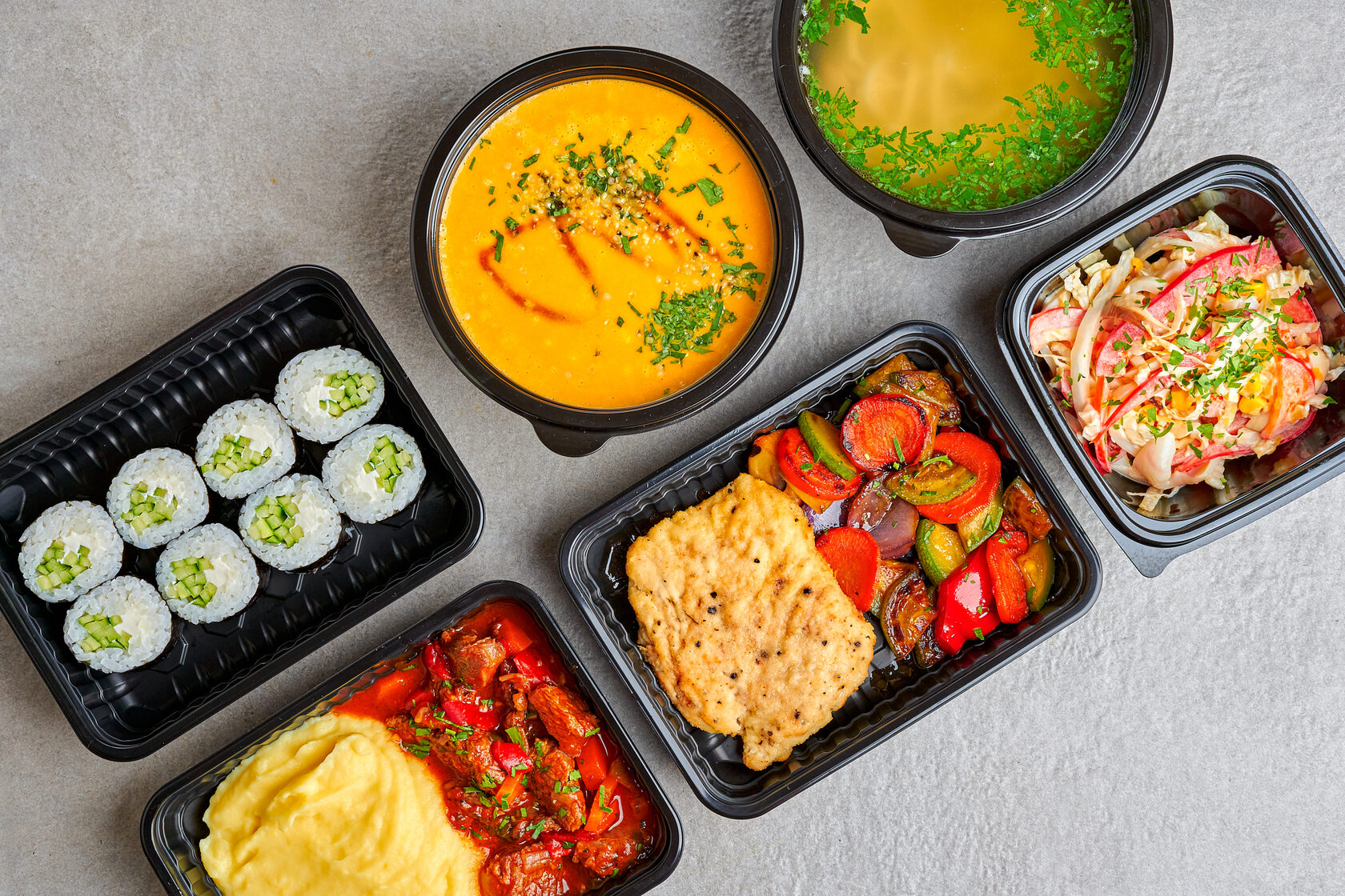 PET প্লাস্টিকের খাবারের ট্রেগুলির নকশা কীভাবে খাদ্য সামগ্রীর গুণমান এবং সতেজতা সংরক্ষণ করার ক্ষমতাকে প্রভাবিত করে?