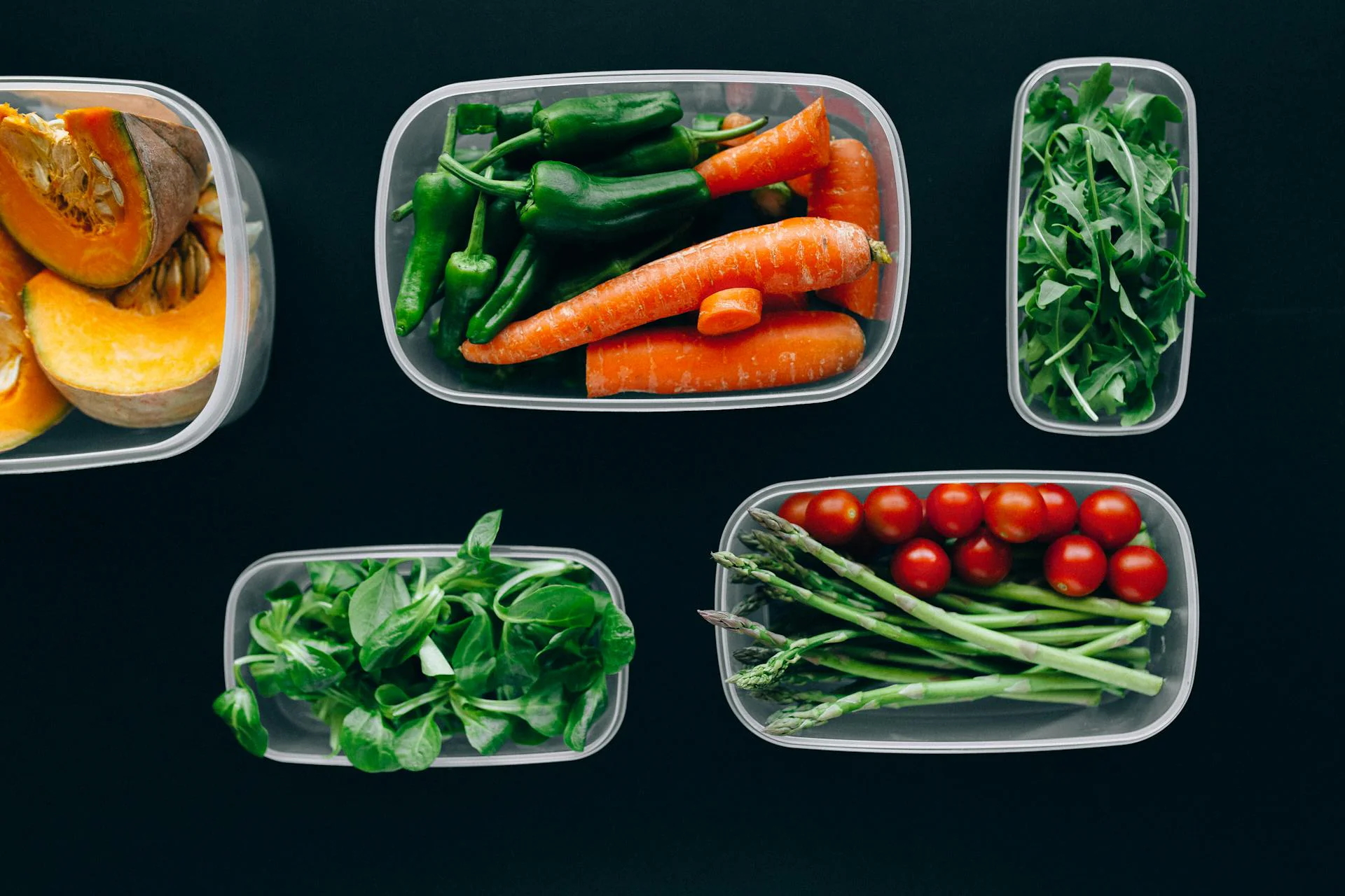 What are the best practices for storing pastries in a Disposable Plastic Pastry Box to prevent them from becoming soggy or damaged?